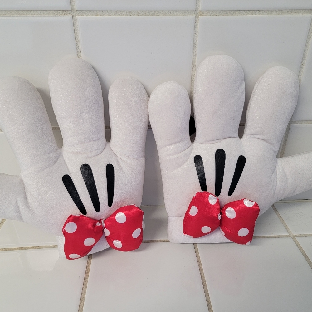 2 Minnie Mouse Gloves